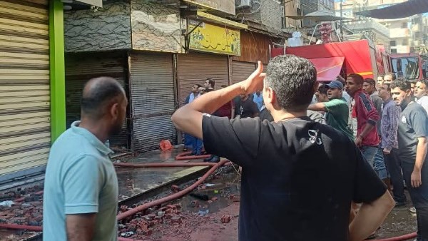 إخماد حريق في محل تجاري بوسط مدينة المنيا مع صور توثق الحادث