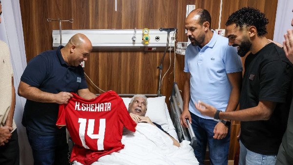 الأهلي يقدم لحسن شحاته “تي شيرت” برقم 14 الشهير في لفتة رائعة