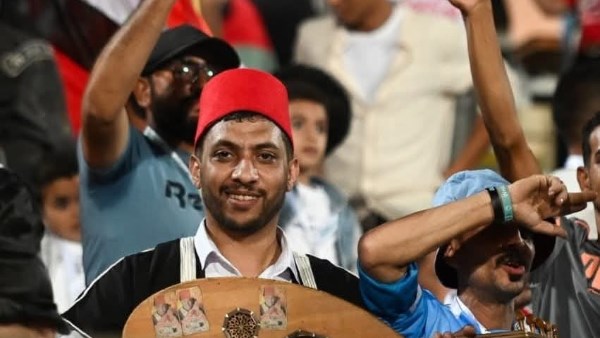 الجماهير المصرية تتألق بالطربوش في مدرجات ستاد القاهرة قبل مواجهة غينيا بيساو