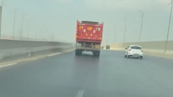 سائق سيارة نقل يعرّض حياة المواطنين للخطر في القاهرة ويتم القبض عليه