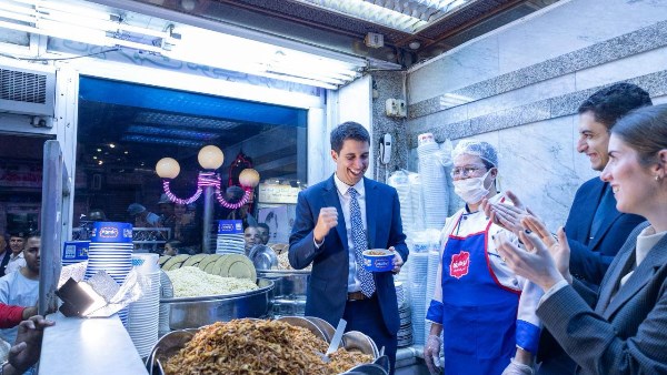 الأمين العام المساعد للأمم المتحدة يستمتع بتناول الكشري في قلب العاصمة