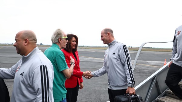 سفيرة مصر تستقبل بعثة الأهلي في المطار بحفاوة وترحيب