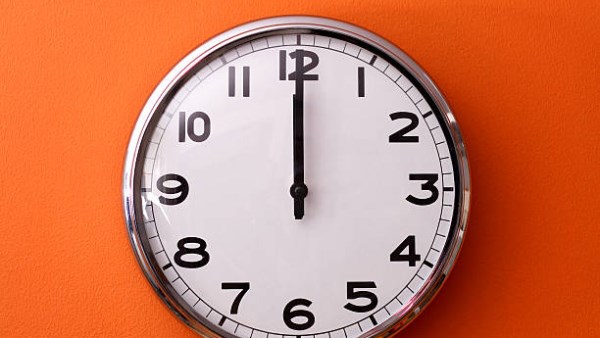 إعادة عقرب الساعة 60 دقيقة عند منتصف الليل: بدء التوقيت الشتوي 2025