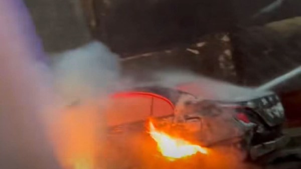 إخماد حريق سيارة في ميدان الرماية مع عرض للصور