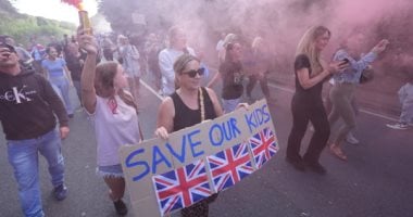 <p><strong>"إندبندنت: بريطانيا تنقل مئات من طالبي اللجوء إلى ثكنات عسكرية"</strong></p>