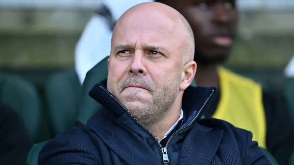 أرني سلوت يكشف عن غياب أليسون بيكر في مواجهة ليفربول ومانشستر يونايتد