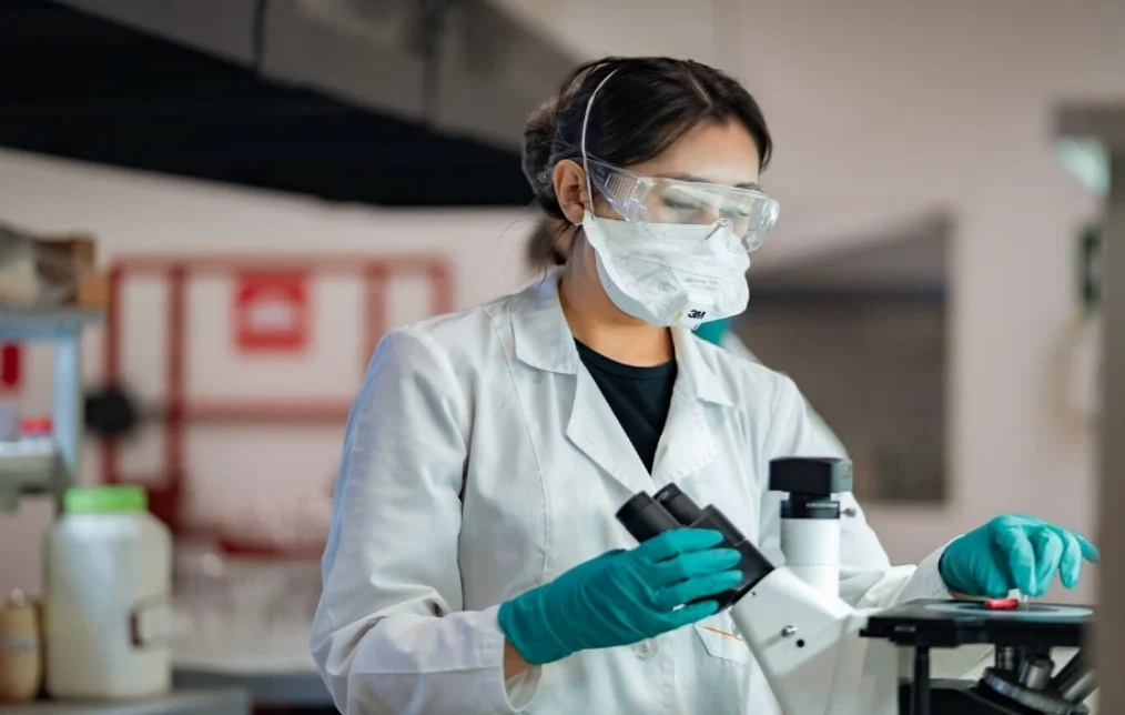 إنجاز سعودي جديد.. افتتاح أول مصنع لإنتاج العلاجات الجينية في المملكة