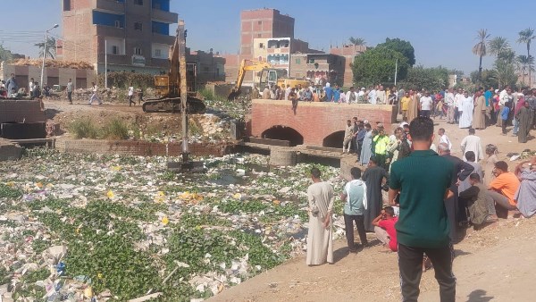 ارتفاع عدد الضحايا إلى 3 وفيات جراء سقوط تروسيكل يقل 11 تلميذاً في مصرف بأسيوط