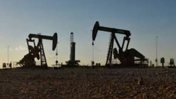 استقرار أسعار النفط مع تفاؤل بتحسن الطلب العالمي