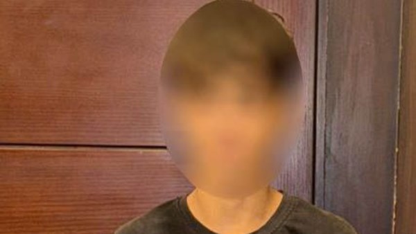 اعتقال شخص أجنبي بعد استعراضه بحذاء تزحلق ومواجهته لسيارة شرطة في الإسكندرية