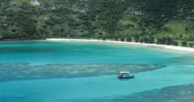 اكتشاف جثة امرأة في الثمانين من عمرها على جزيرة استوائية بعد فقدان سفينتها لمدة 60 يوماً