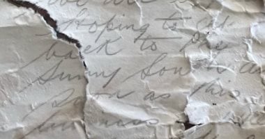 اكتشاف رسالة تاريخية داخل زجاجة على شاطئ أسترالي تعود إلى فترة الحرب العالمية الأولى منذ 100 عام