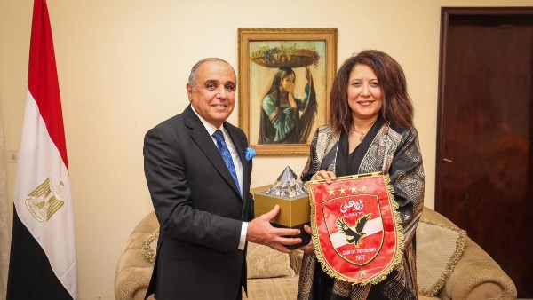 الأهلي في بوروندي: بعثة الفريق تلبي دعوة السفيرة المصرية وتقدم درع النادي وعلمه