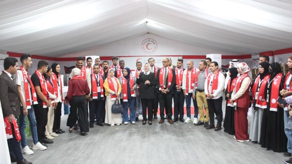 الشباب العربي يساهم في تقديم المساعدات الإنسانية لغزة خلال زيارة ميدانية للهلال الأحمر المصري