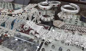 الفضة تصل لأعلى مستوياتها منذ 1980 بسبب الإغلاق الحكومي الأمريكي وأزمة السيولة في لندن