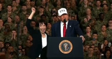 ترامب يؤدي رقصته الشهيرة أمام جنود البحرية الأمريكية في اليابان