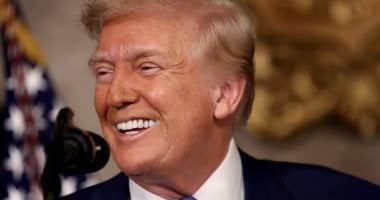 ترامب يواصل انتقاد رئيس الاحتياطي الفيدرالي ويثير الضحك خلال قمة آبيك