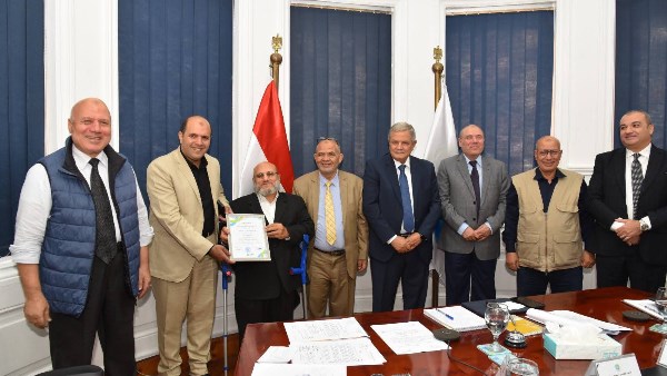 تكريم رئيس مياه القاهرة من قبل الشركة القابضة: إليكم التفاصيل