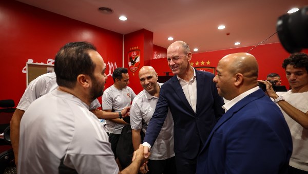 توروب يراقب أداء لاعبي الأهلي خلال مباراة مصر وغينيا بيساو