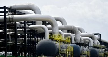 توقعات بانخفاض صادرات النفط الروسية ومخزون الخام الأمريكي: تحليل تأثير ذلك على أسعار النفط