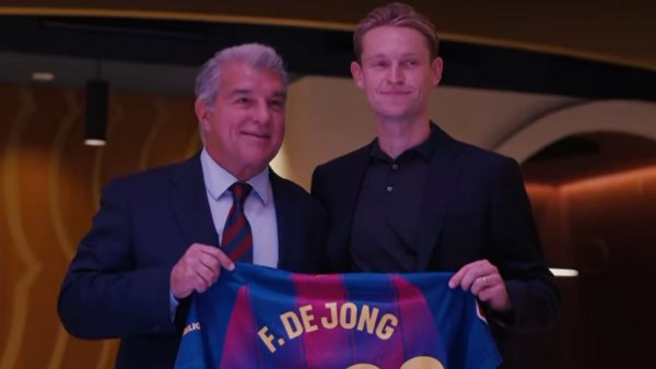 دي يونج يعلق على تجديد عقده مع برشلونة