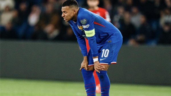 ديشان يوضح تفاصيل أزمة إصابة مبابي