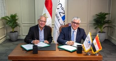 رئيس هيئة قناة السويس يوقع اتفاقية لإطلاق أول مشروع لتصنيع المنسوجات الكهربائية