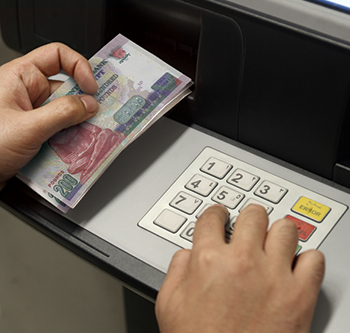 ربة منزل تفاجئ لصًا أثناء سحب معاشها من ماكينة صرافة في قنا