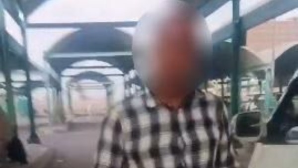 سائق ميكروباص يعتدي بالضرب على طالب في البحيرة