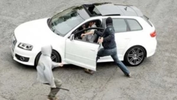 سقوط سارق سيارة سيدة في الدقي بعد تركه المفتاح فيها
