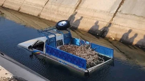 سقوط سيارة ربع نقل في ترعة العدر بأسيوط بسبب كوب شاي