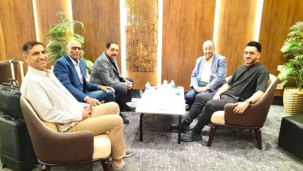 سيف حامد وأشرف فرحات يستقبلان رئيس الاتحاد الدولي للهوكي في بطولة الأمم الأفريقية