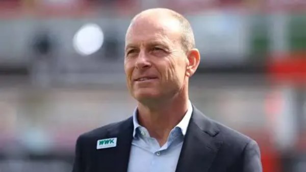 عادل مصطفى يتولى قيادة الأهلي مؤقتًا في مواجهة إيجل نوار بينما يكتفي توروب بالمشاهدة