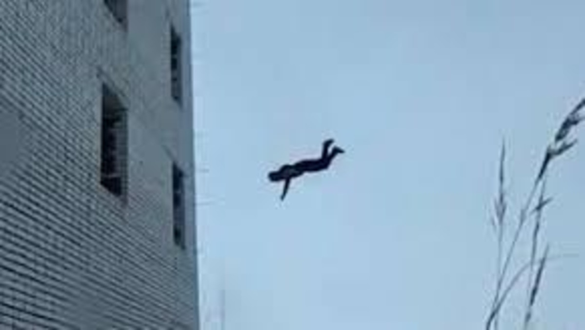 عامل محارة يفقد حياته بعد سقوطه من الطابق الرابع في الطالبية