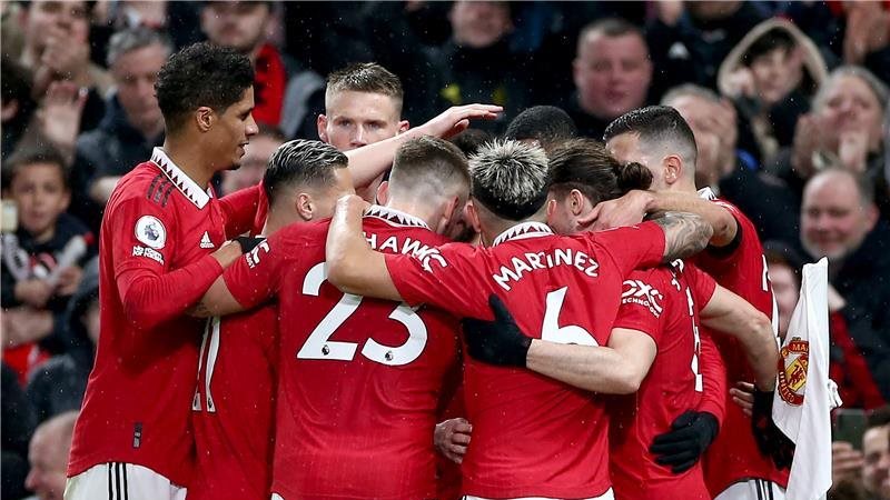 مانشستر يونايتد يواجه تحديات جديدة في جهوده لتعزيز خط وسط الفريق