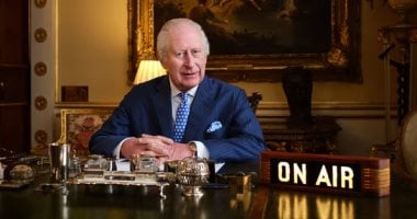 متظاهر يواجه الملك تشارلز بسؤال محرج حول تدخل الشرطة في قضية الأمير أندرو – فيديو