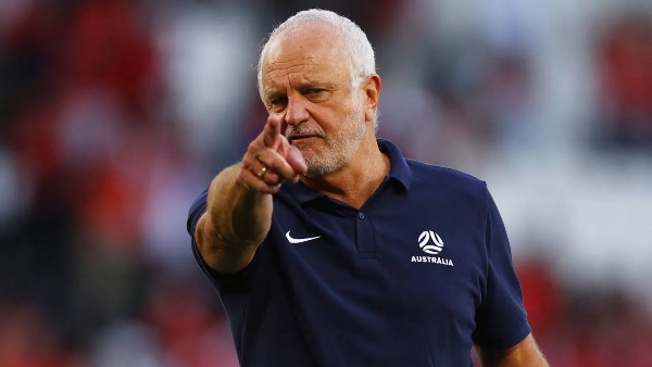 مدرب العراق يعبر عن استيائه بعد التعادل مع السعودية بسبب الراحة والأرض والجمهور