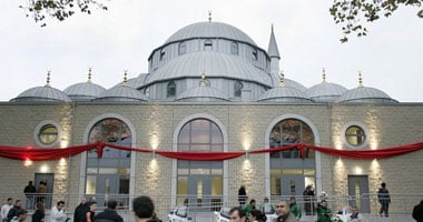 مسن ألماني في التاسعة والثمانين من عمره يعتنق الإسلام ويختار لنفسه لقبًا جديدًا