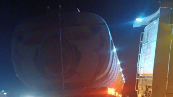 مصرع شخص في حادث انقلاب سيارة نقل محملة بالسولار على طريق أسيوط – سوهاج الغربي