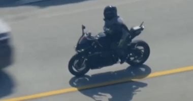 ملاحقة مثيرة للشرطة الأمريكية لمطلوب على الطريق السريع تنتهي بمفاجأة غير متوقعة – فيديو