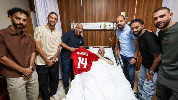 نجوم الأهلي يزورون حسن شحاتة في المستشفى: النحاس ووليد وأربعة لاعبين في الزيارة