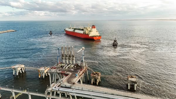 وزارة البترول تعلن عن تصدير شحنة غاز جديدة إلى إيطاليا من مجمع إدكو للغاز المسال