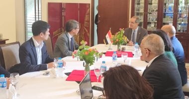 وزير الاتصالات يناقش فرص الاستثمار في تصنيع الإلكترونيات مع الشركات العالمية