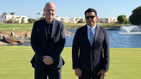 وزير الرياضة يلتقي رئيس فيفا خلال مؤتمر السلام بشرم الشيخ