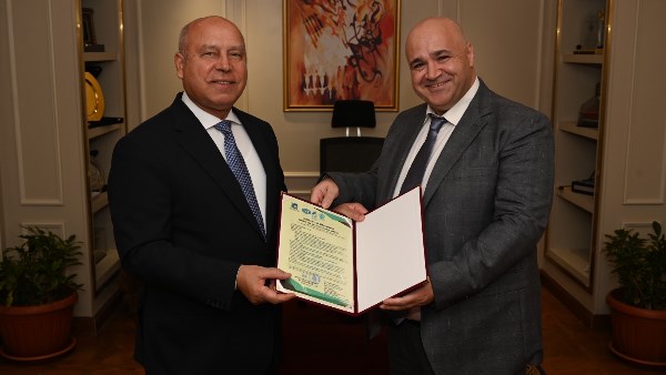 وزير الصناعة والنقل يكرم 6 شركات محلية بشهادات التحقق من تقارير البصمة الكربونية