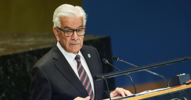 وزير دفاع باكستان يحذر أفغانستان من “ردود فعل قوية” في حال تعرض بلاده لهجمات عبر الحدود