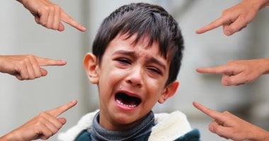 10 مؤشرات تدل على تعرض طفلك للتنمر في المدرسة أو المجتمع