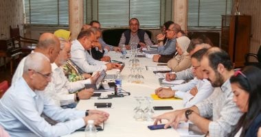 اجتماع موسع لوزير قطاع الأعمال مع الرؤساء التنفيذيين لشركات القابضة للقطن والغزل والنسيج لتعزيز التعاون والتطوير.