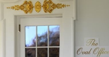 المكتب البيضاوي يكتسي بلمسات ترامب الجديدة: لافتة ذهبية تبرز في البيت الأبيض