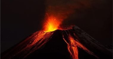 بركان سيميرو في إندونيسيا يثور مجددًا ويقذف الرماد لمسافة كيلومتر فوق قمته